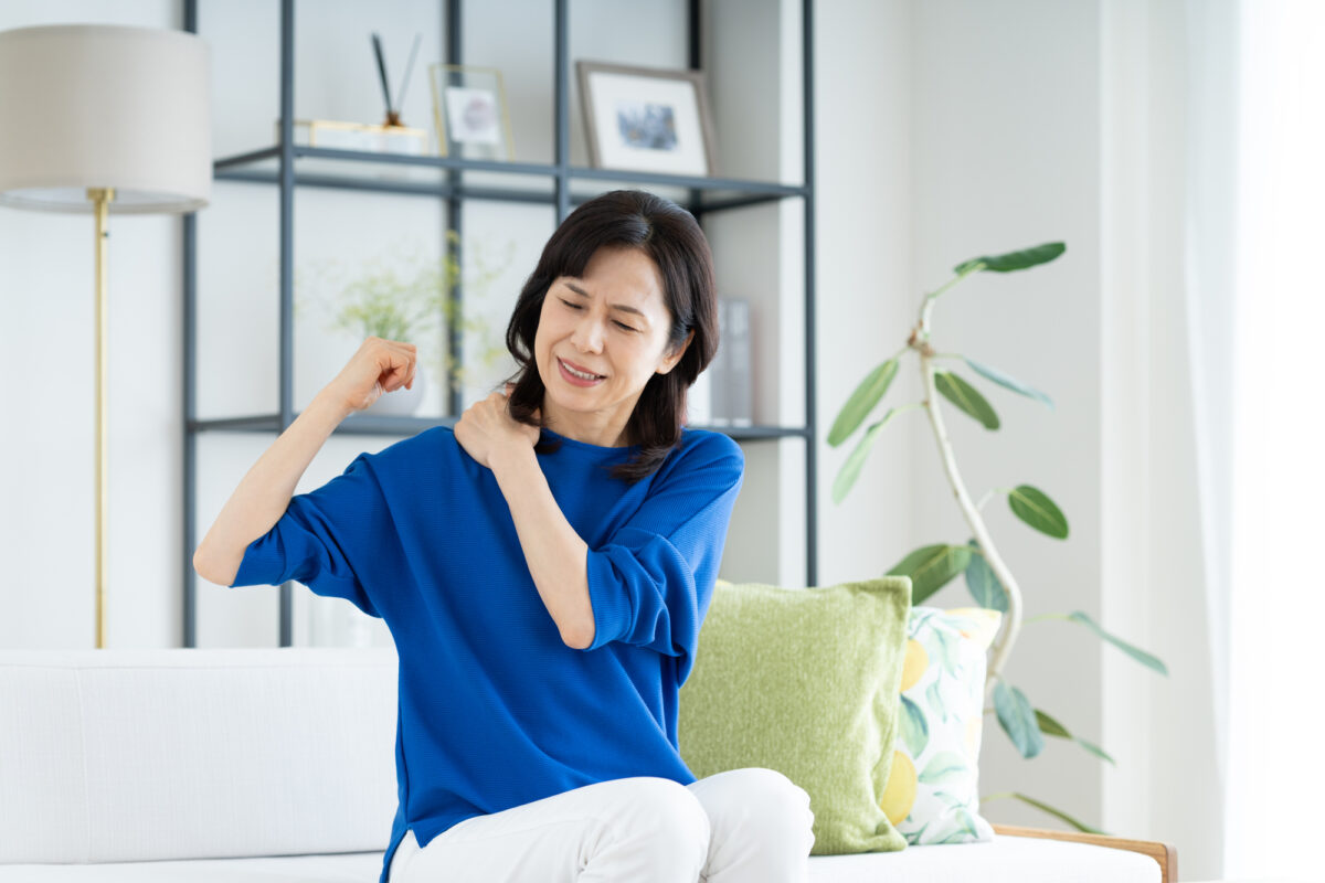 片方だけの痛みが多い?四十肩・五十肩の症状