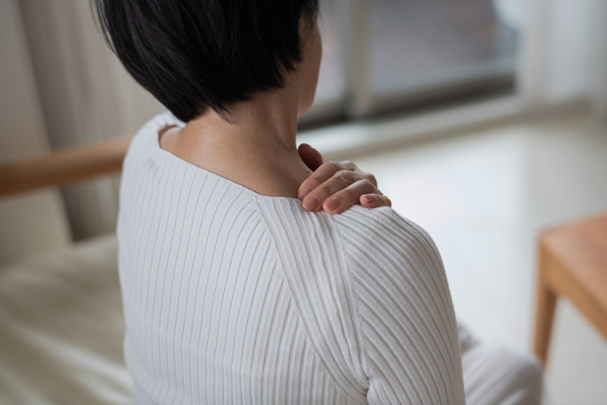 肩が痛い・腕が上がらない…四十肩・五十肩とは?